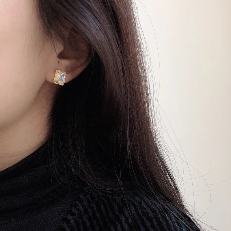 Maya stud 18k