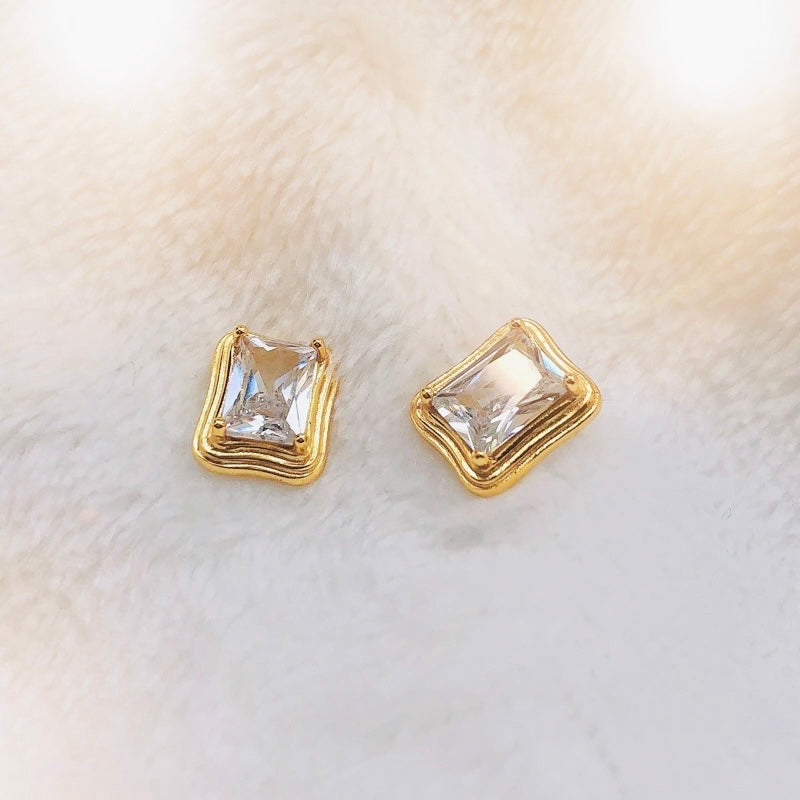 Maya stud 18k